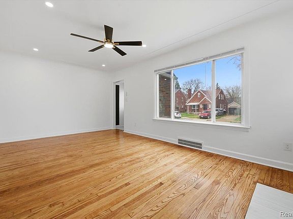 3rd image of 13970 Rutherford St