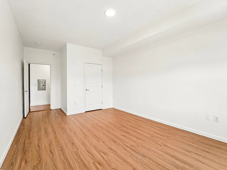 111 Glenwood — Photo 2