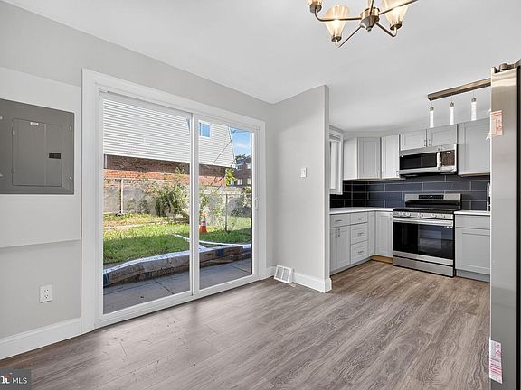 3rd image of 1029 W Oxford St