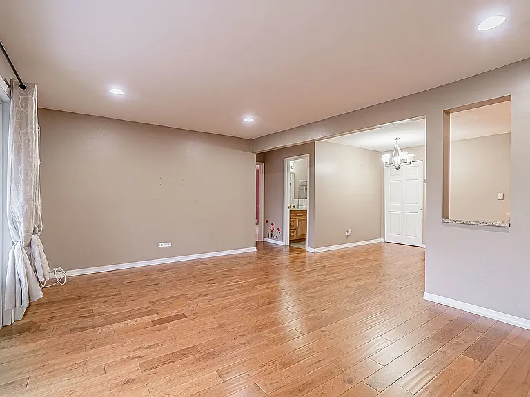 12715 La Crosse Ave #303 — Photo 12