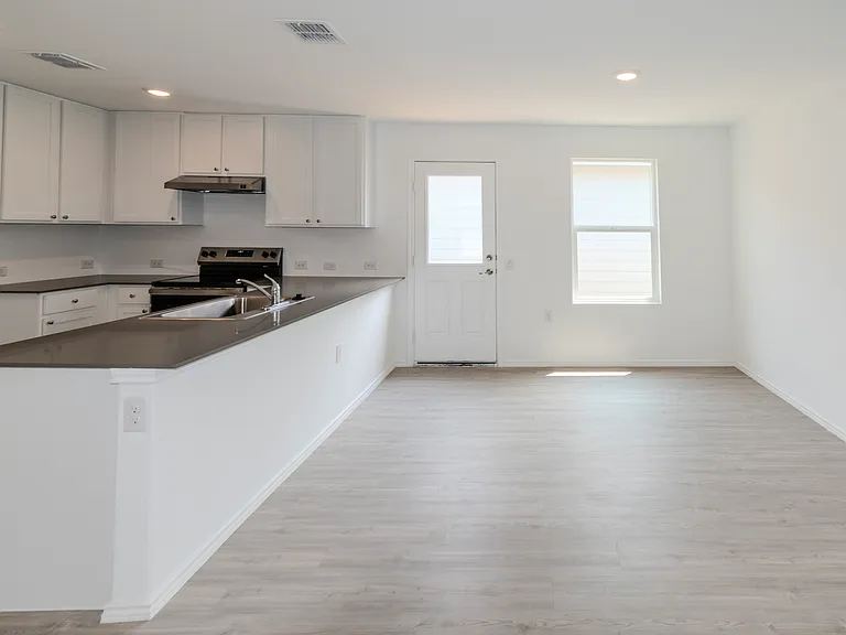 1115 Janzen Rd — Photo 4