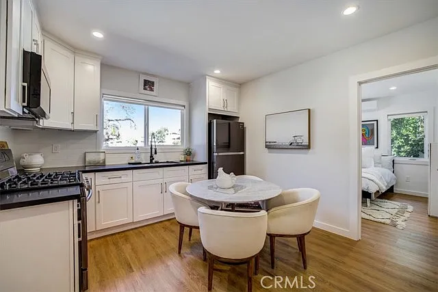 13504 Chandler Blvd — Photo 2