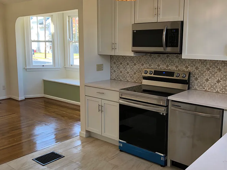 301 Ludford St — Photo 2