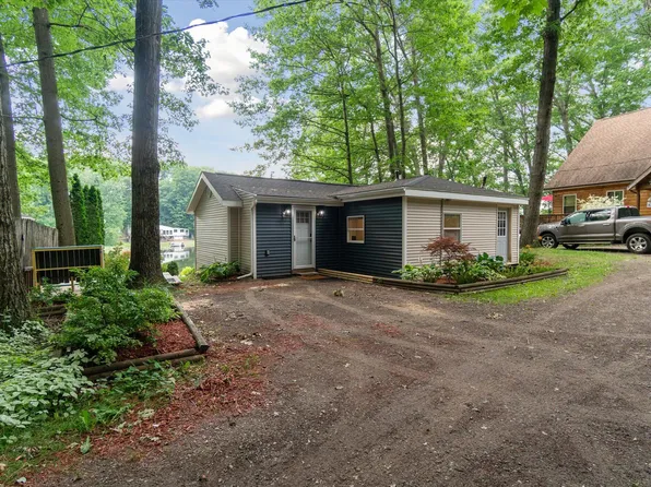 2656 W Geneva Lake Dr, Shelbyville, MI 49344