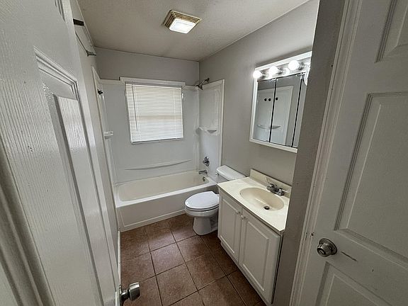 5th image of 210 Pleasant Ave