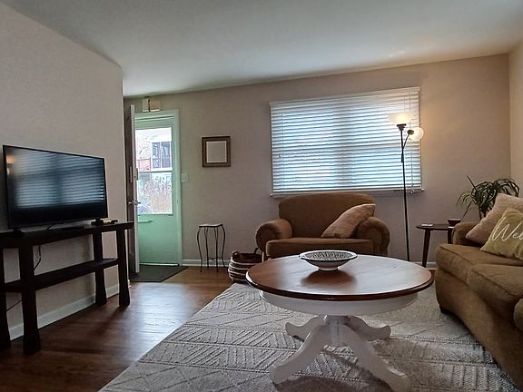 4th image of 402 13th St NE APT A