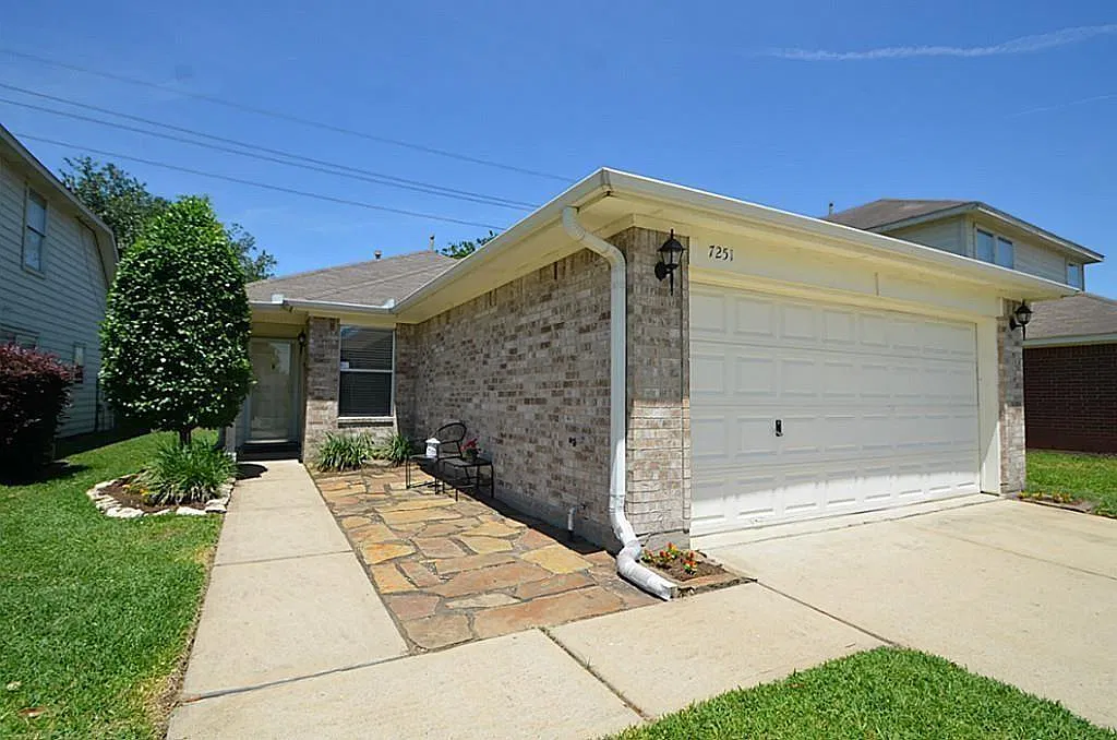 3 bed, 2.0 bath, 1152 sqft, $1,600 — Photo 1