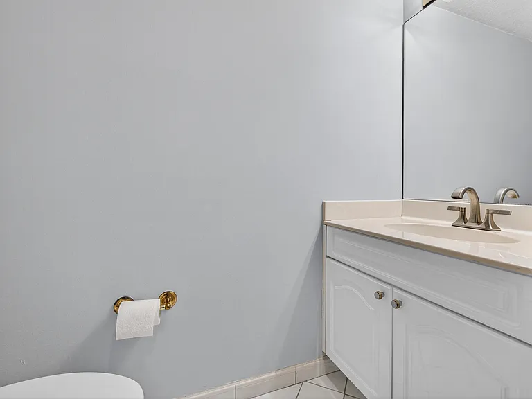835 NE 17th Way — Photo 10