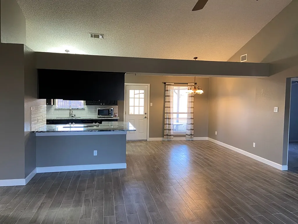 3 bed, 2.0 bath, 1622 sqft, $2,200 — Photo 2