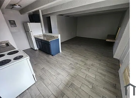 2 bed, 720 sqft, $2,025 — Photo 2