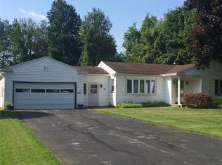23 Greenbriar Dr, Rochester, NY 14624