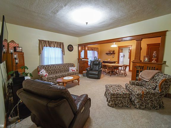 4th image of 208 4th St