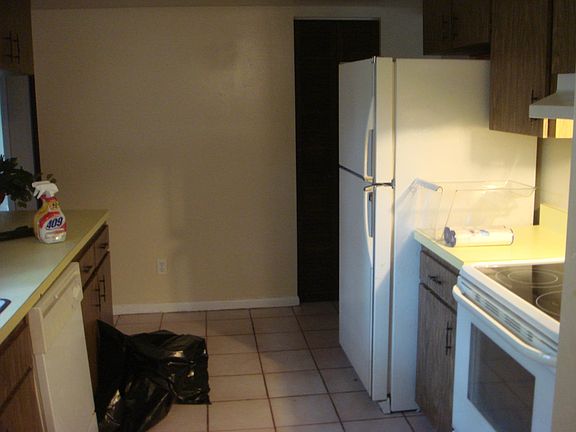 GALLIE KITCHEN WITH DISHWASHER AND PANTRY
