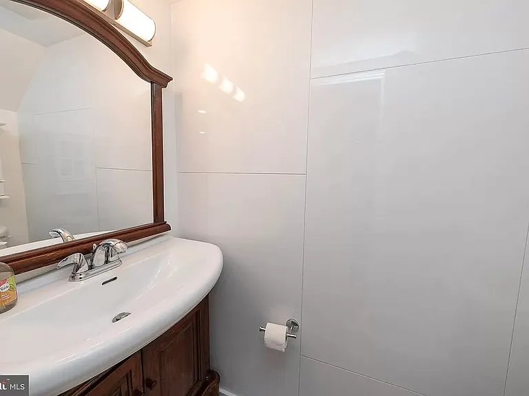 2162 Conwell Ave — Photo 3