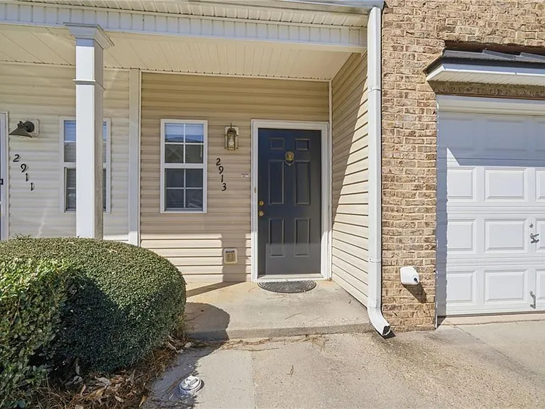 2913 Greyhawk Ln — Photo 9