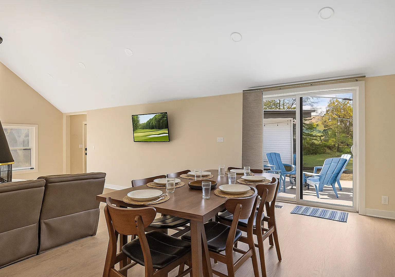 Country Club - MTM Premier, Modern 3 Bedroom, 2 1/2 baths — Photo 2