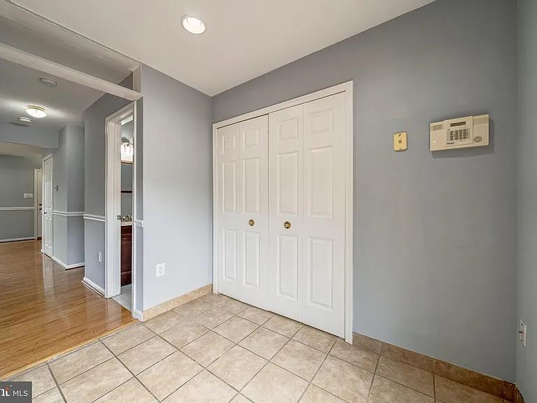 8593 Burlington Ct — Photo 16