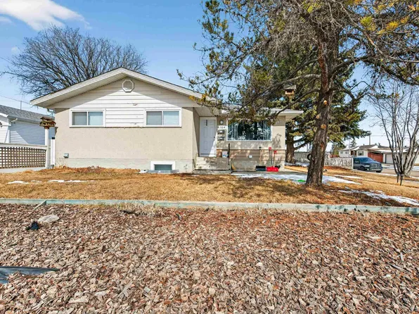 8704 136th Ave NW, Edmonton, AB T5E 1V4