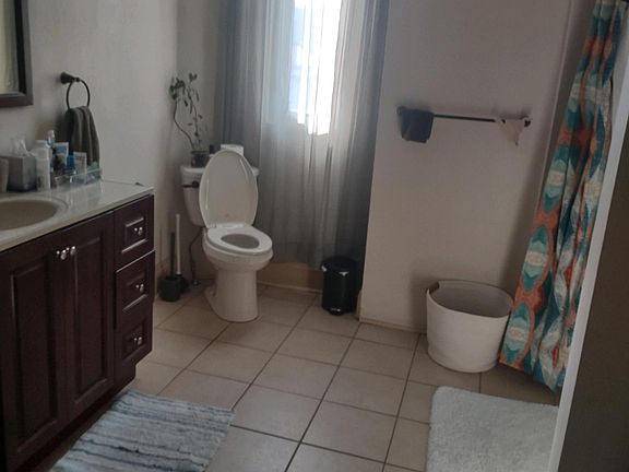 2nd FL. LARGE BATHROOM