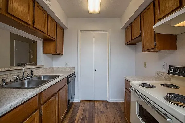 Riverwalk Apartment Homes — Photo 13