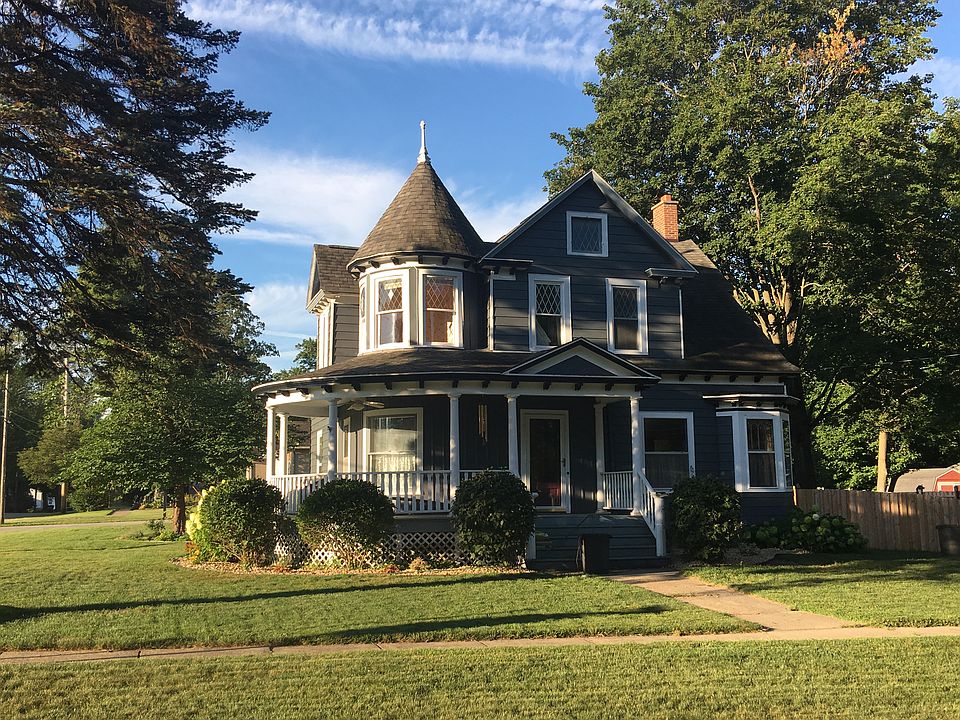 1st image of 420 E Paw Paw St