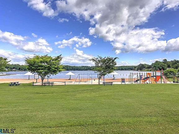 3rd image of 911 S Lakeshore Dr