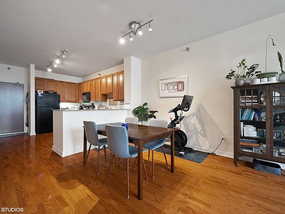 5th image of 1322 S Prairie Ave Unit 1603