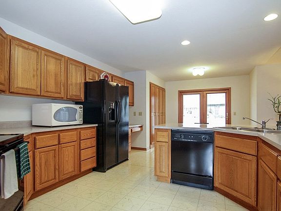 5th image of 808 Bergen Ct