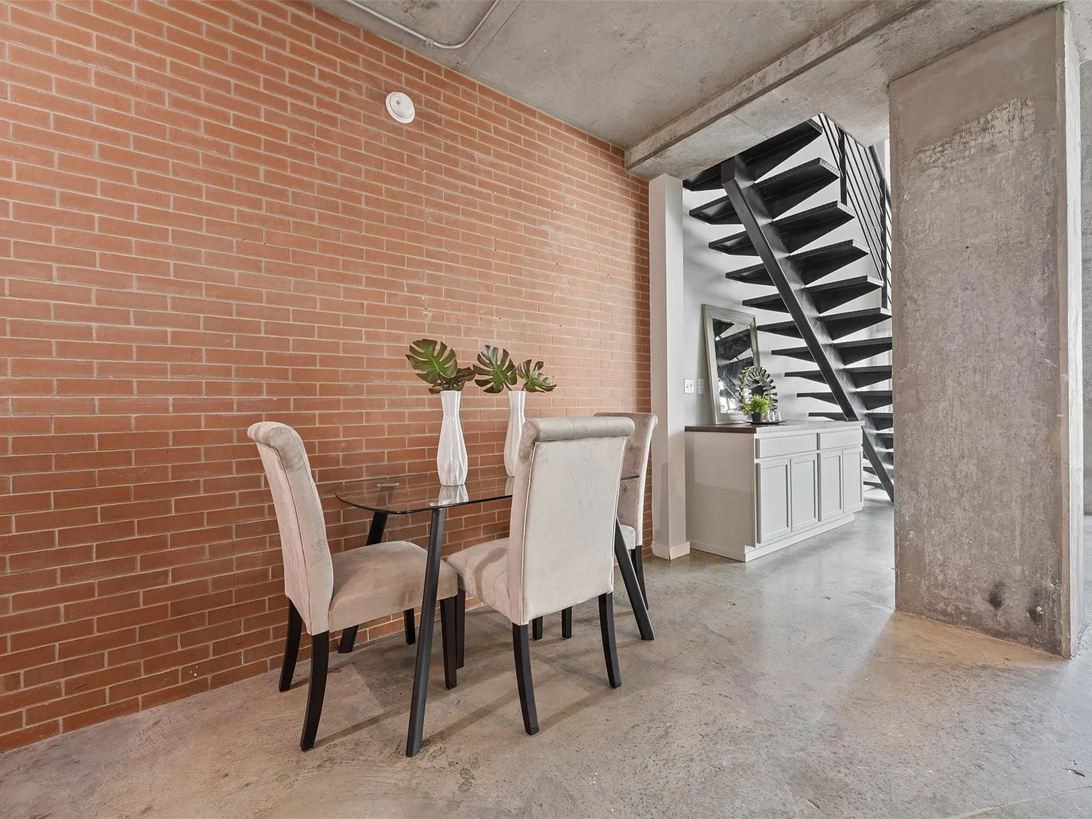 2 bed, 2.0 bath, 1884 sqft, $3,300 — Photo 4