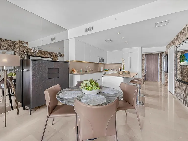 88 SW 7th St #3806 — Photo 6