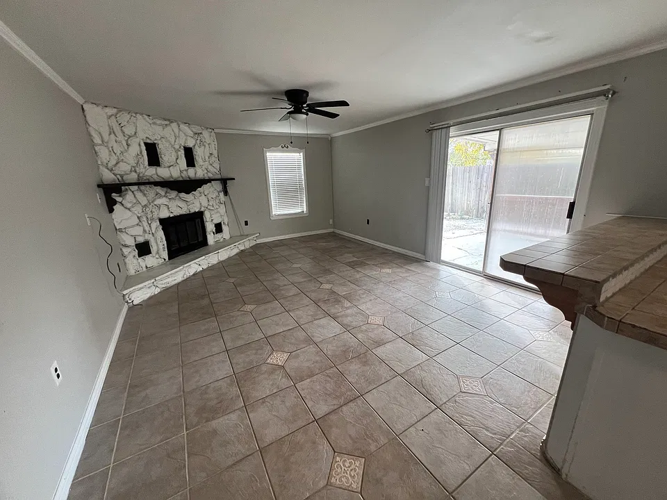 817 W Barron Ave