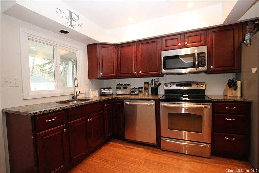 30 Lee Farm Dr — Photo 4