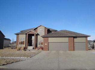 2605 S Villanova Ave, Sioux Falls, SD 57106