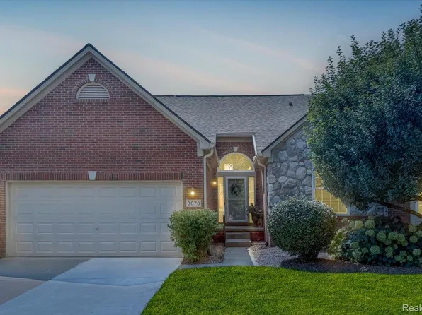 3670 Lexington Dr, Auburn Hills, MI 48326