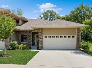 21 Holiday Ridge Ln, Coralville, IA 52241