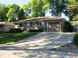 2205 S Crestwood Rd, Sioux Falls, SD 57105