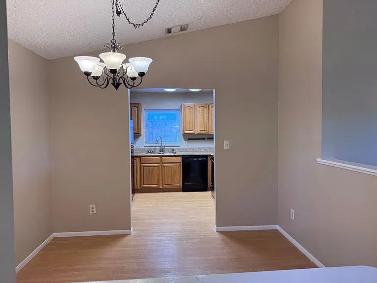 1135 Covington St — Photo 5