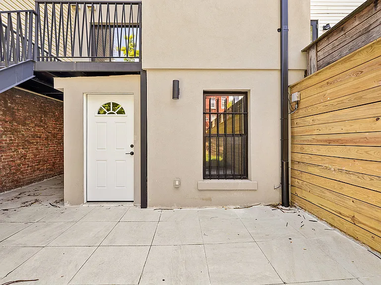 599 Van Buren St #GARDEN — Photo 9