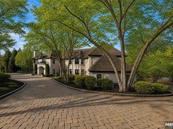 66 Hoover Dr, Cresskill, NJ 07626