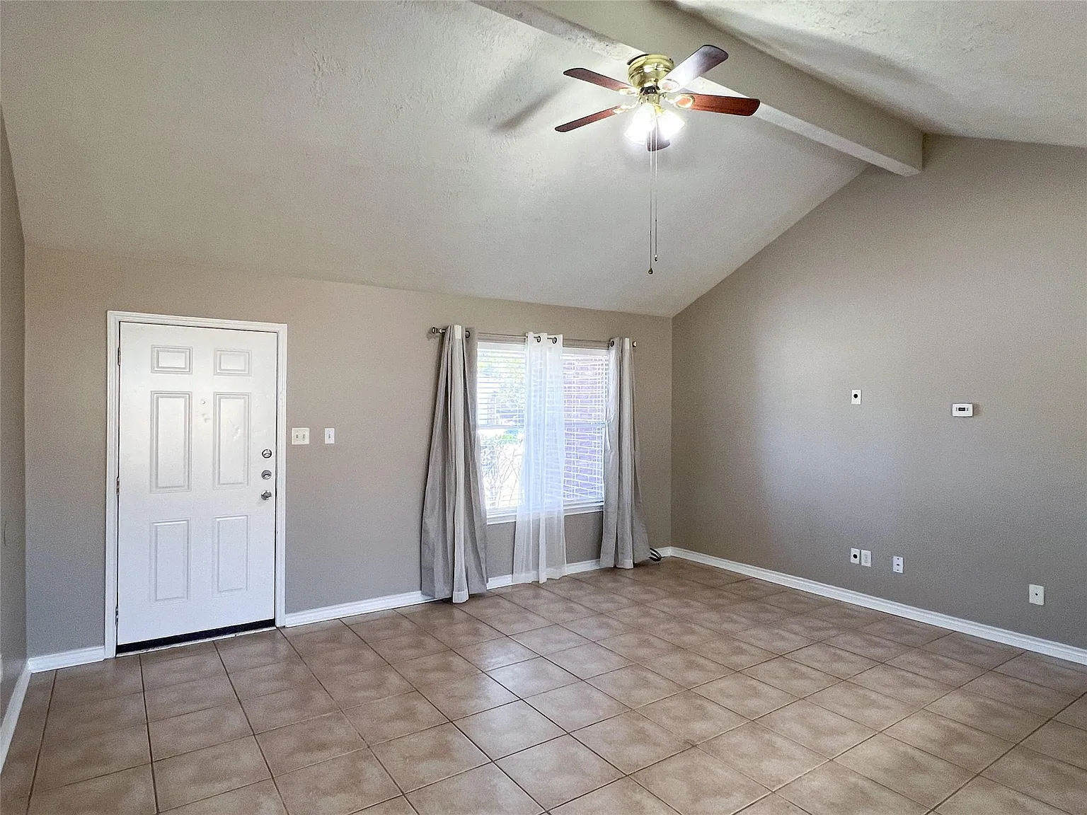 3 bed, 2.0 bath, 1118 sqft, $1,600 — Photo 4