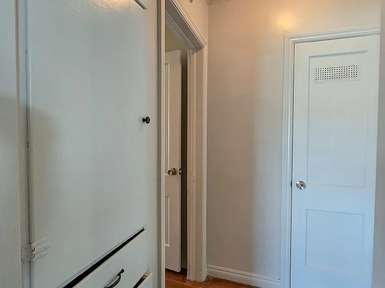635 W Franklin St — Photo 15