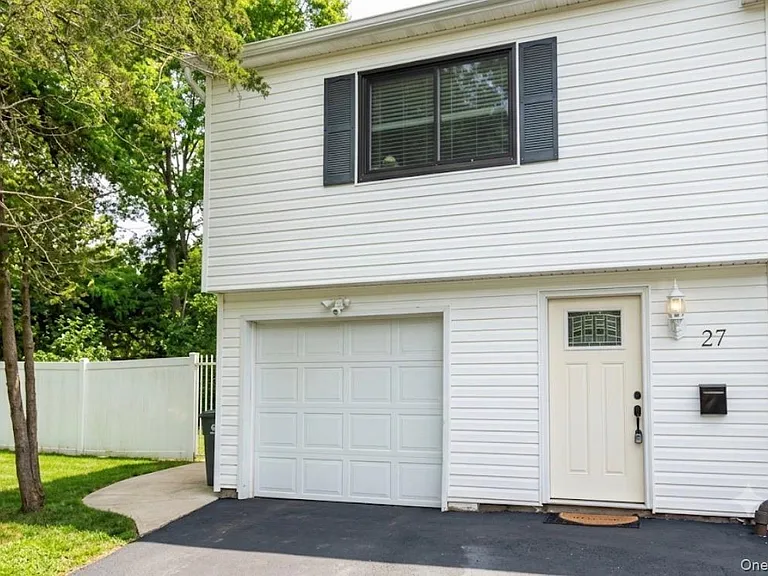 27 Stuart Dr — Photo 2