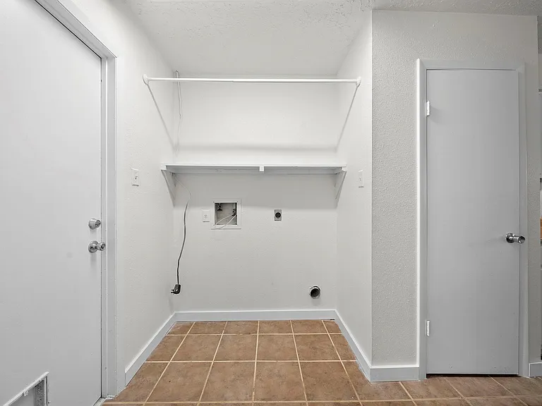 13815 Grosvenor St — Photo 31