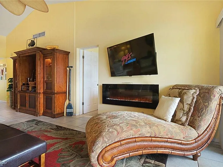 4613 SE 5th Ave #203 — Photo 5