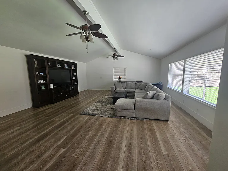 Great Room 25x22 (550 sqft) w/half bath