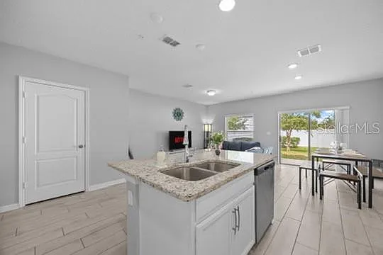 3 bed, 2.5 bath, 1490 sqft, $2,400 — Photo 4