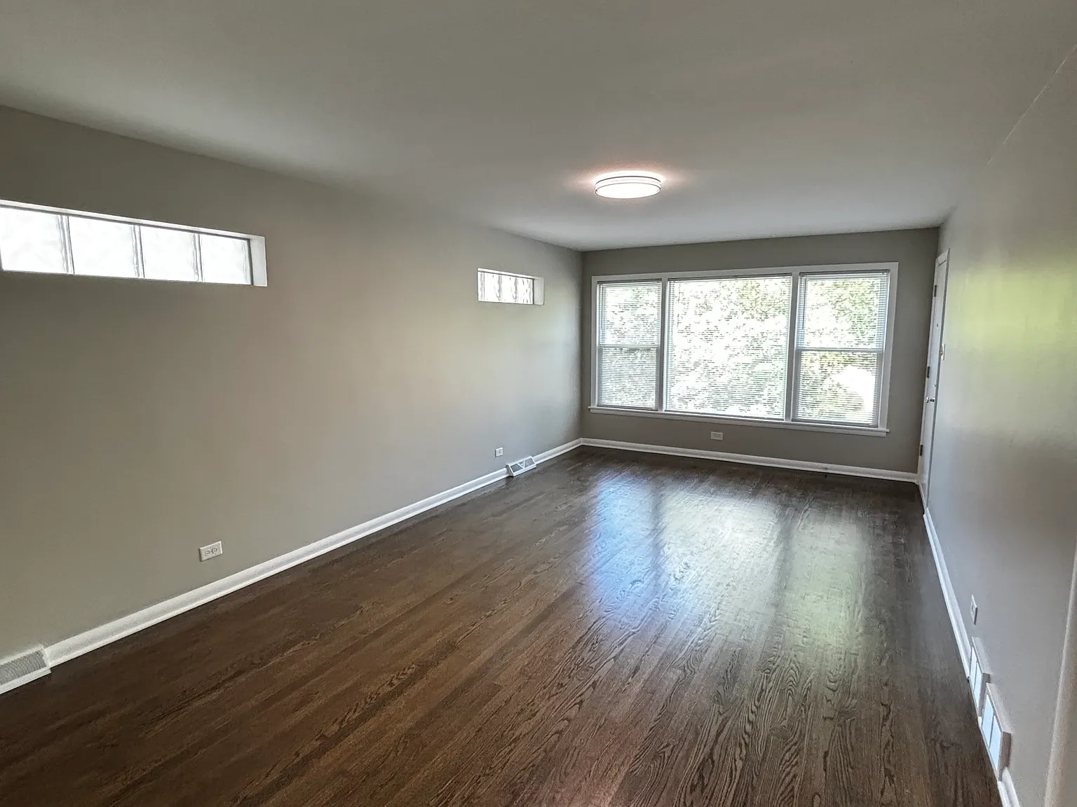 12132 S Michigan Ave — Photo 2