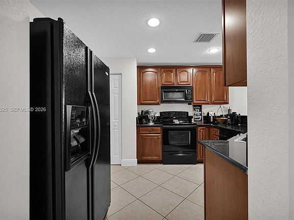 3rd image of 5927 Royal Way