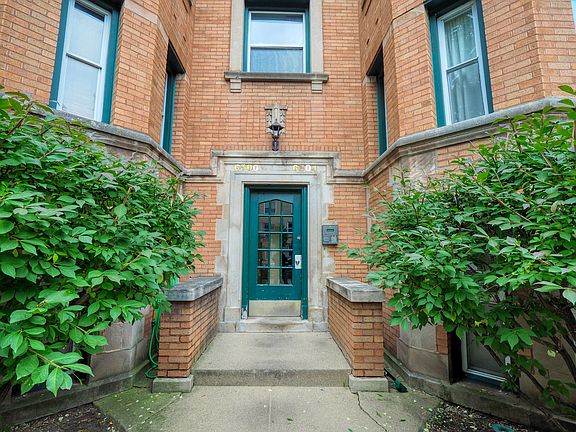 4th image of 6304 N Claremont Ave APT 3