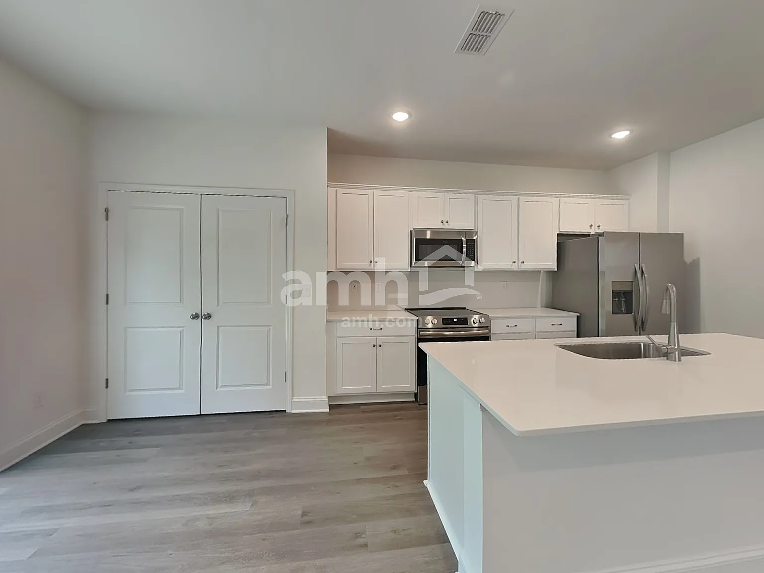 4 bed, 2.5 bath, 1977 sqft, $2,550 — Photo 4